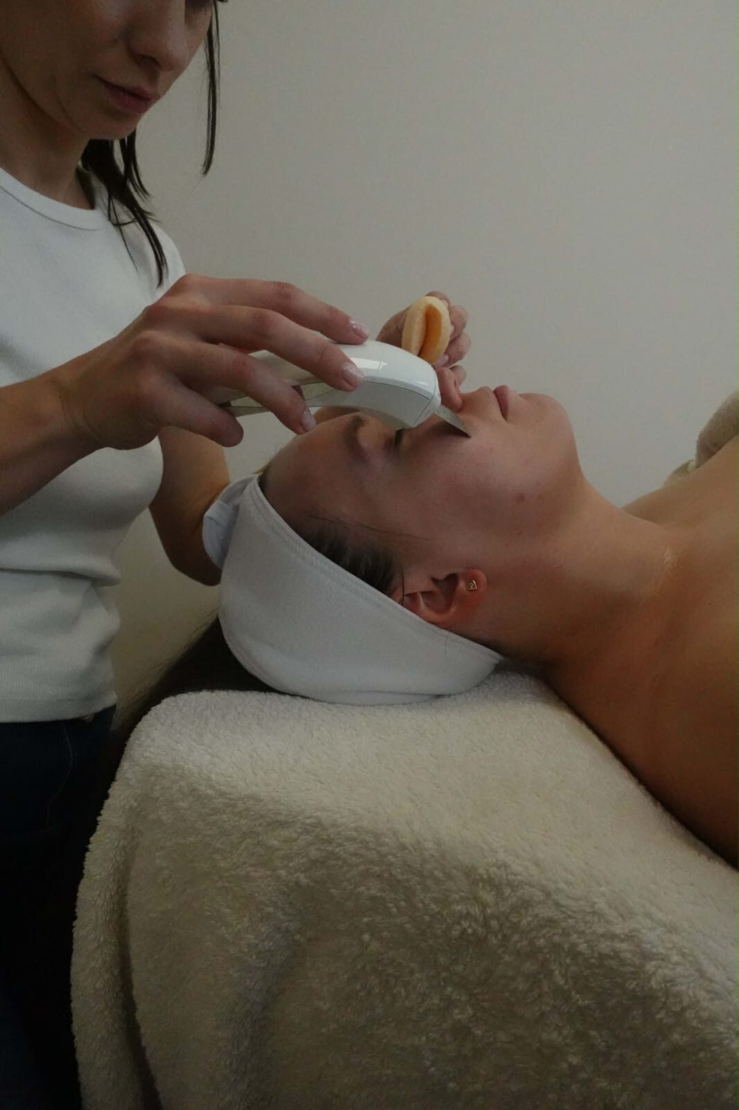 Izabela Kumor podczas zabiegu na twarz